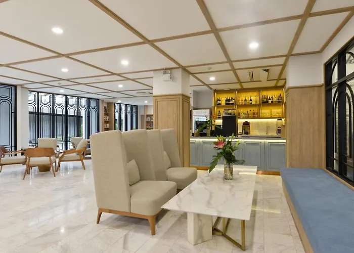 Hotel Oakwood & 4*